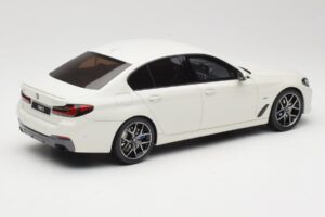 BMW 545e xDrive M-Sport G30 Blanco GT Spirit 1:18 GT496 Resina - imagen 2 de 6