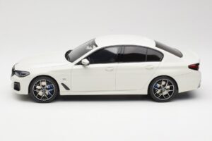 BMW 545e xDrive M-Sport G30 Blanco GT Spirit 1:18 GT496 Resina - imagen 3 de 6