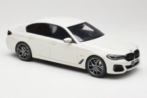 BMW 545e xDrive M-Sport G30 Blanco GT Spirit 1:18 GT496 Resina - imagen 4 de 6