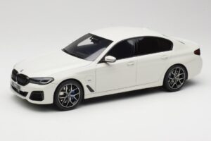 BMW 545e xDrive M-Sport G30 Blanco GT Spirit 1:18 GT496 Resina