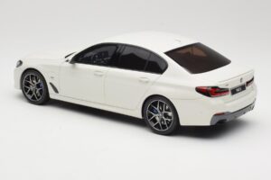 BMW 545e xDrive M-Sport G30 Blanco GT Spirit 1:18 GT496 Resina - imagen 5 de 6