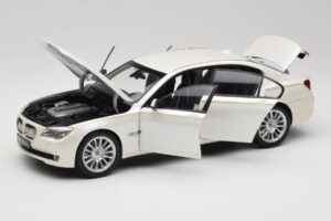 BMW 7 Series F02 760Li Brilliant White Kyosho 1:18 08783BRW Metal - imagen 2 de 8