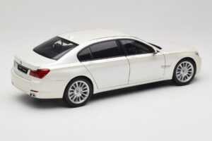 BMW 7 Series F02 760Li Brilliant White Kyosho 1:18 08783BRW Metal - imagen 3 de 8