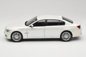 BMW 7 Series F02 760Li Brilliant White Kyosho 1:18 08783BRW Metal - imagen 4 de 8
