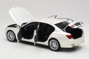 BMW 7 Series F02 760Li Brilliant White Kyosho 1:18 08783BRW Metal - imagen 5 de 8