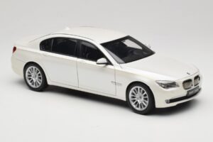BMW 7 Series F02 760Li Brilliant White Kyosho 1:18 08783BRW Metal - imagen 6 de 8