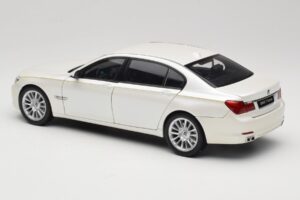 BMW 7 Series F02 760Li Brilliant White Kyosho 1:18 08783BRW Metal - imagen 7 de 8