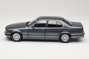 BMW 730i E32 Grey Metallic Minichamps 1:18 100023005 Metal - imagen 4 de 8