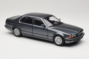 BMW 730i E32 Grey Metallic Minichamps 1:18 100023005 Metal - imagen 6 de 8