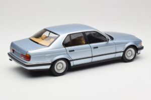 BMW 730i E32 Azul Claro Metallic Minichamps 1:18 100023008 Metal - imagen 3 de 8