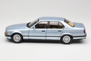 BMW 730i E32 Azul Claro Metallic Minichamps 1:18 100023008 Metal - imagen 4 de 8
