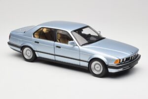 BMW 730i E32 Azul Claro Metallic Minichamps 1:18 100023008 Metal - imagen 6 de 8