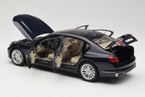 BMW 750Li F02 Imperial Blue Paragon 1:18 80432405586 Metal - imagen 5 de 8
