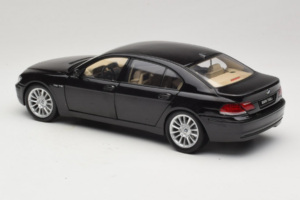 BMW 760Li E66 Individual Negro Kyosho 1:18 08573RB Metal - imagen 7 de 8