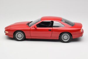 BMW 850Ci E31 Brilliant Red Revell 1:18 8827 Metal - imagen 4 de 8