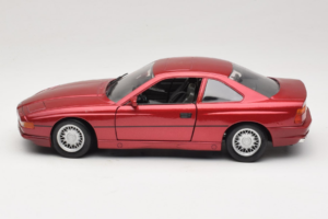BMW 850i E31 Rojo Tchibo 1:18 36157 Metal - imagen 4 de 8