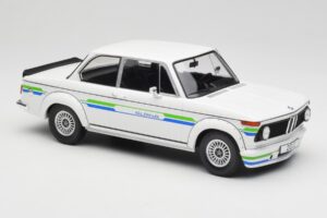 BMW Alpina 2002 E10 Turbo Blanco MCG 1:18 MCG18409-R Metal - imagen 4 de 6