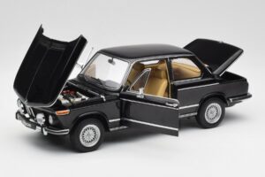 BMW 2002 L E10 Negro AUTOart 1:18 70603 Metal - imagen 2 de 8