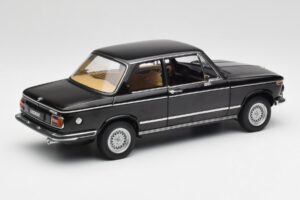 BMW 2002 L E10 Negro AUTOart 1:18 70603 Metal - imagen 3 de 8