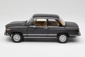 BMW 2002 L E10 Negro AUTOart 1:18 70603 Metal - imagen 4 de 8