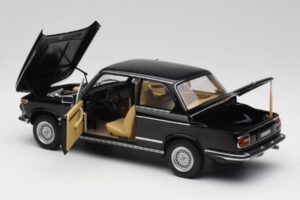 BMW 2002 L E10 Negro AUTOart 1:18 70603 Metal - imagen 5 de 8