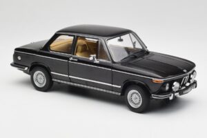 BMW 2002 L E10 Negro AUTOart 1:18 70603 Metal - imagen 6 de 8