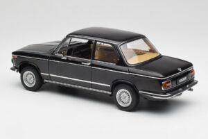 BMW 2002 L E10 Negro AUTOart 1:18 70603 Metal - imagen 7 de 8
