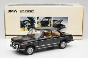 BMW 2002 L E10 Negro AUTOart 1:18 70603 Metal - imagen 8 de 8