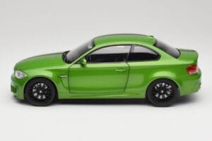 BMW Serie 1 E82 Coupe Taiga Green Metallic Minichamps 1:18 110020024 Metal - imagen 4 de 8