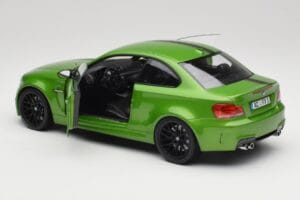 BMW Serie 1 E82 Coupe Taiga Green Metallic Minichamps 1:18 110020024 Metal - imagen 5 de 8