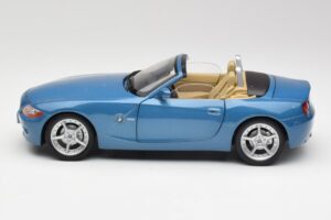 BMW Z4 E85 Maldives Blue Bburago 1:18 34046BLUE Metal - imagen 4 de 8