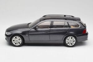 BMW 330i E91 Touring Gris Oscuro Kyosho 1:18 80430394360 Metal - imagen 4 de 8