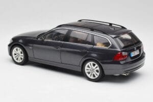 BMW 330i E91 Touring Gris Oscuro Kyosho 1:18 80430394360 Metal - imagen 7 de 8