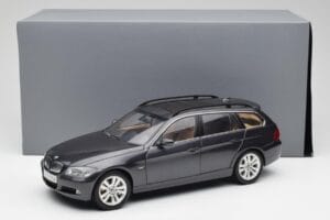 BMW 330i E91 Touring Gris Oscuro Kyosho 1:18 80430394360 Metal - imagen 8 de 8