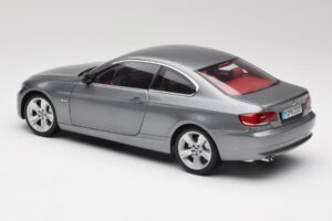 BMW 330i E92 Coupe Gris Metalizado Kyosho 1:18 80430407220 Metal - imagen 7 de 8