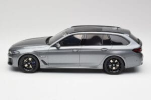 BMW G61 530e M Sport Touring Mineral Gris GT Spirit 1:18 GT485 Resina - imagen 3 de 6