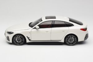 BMW i4 M50 G26 Alpine White Minichamps 1:18 110023011 Metal - imagen 4 de 8