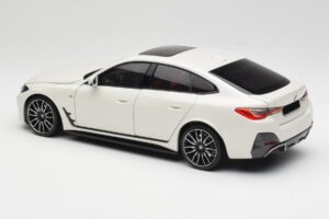 BMW i4 M50 G26 Alpine White Minichamps 1:18 110023011 Metal - imagen 7 de 8