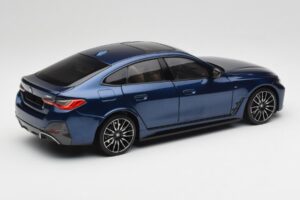 BMW i4 M50 G26 Portimao Blue Minichamps 1:18 110023012 Metal - imagen 3 de 8