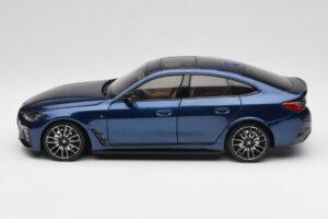 BMW i4 M50 G26 Portimao Blue Minichamps 1:18 110023012 Metal - imagen 4 de 8