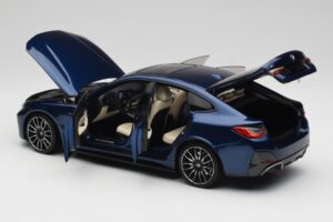 BMW i4 M50 G26 Portimao Blue Minichamps 1:18 110023012 Metal - imagen 5 de 8