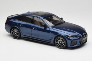 BMW i4 M50 G26 Portimao Blue Minichamps 1:18 110023012 Metal - imagen 6 de 8