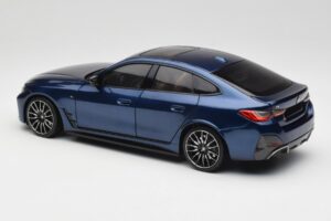 BMW i4 M50 G26 Portimao Blue Minichamps 1:18 110023012 Metal - imagen 7 de 8