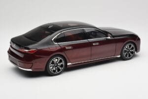 BMW i7 G70 Black & Red Metallic Minichamps 1:18 110023201 Metal - imagen 3 de 8