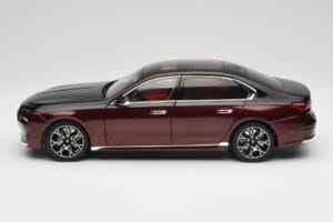 BMW i7 G70 Black & Red Metallic Minichamps 1:18 110023201 Metal - imagen 4 de 8