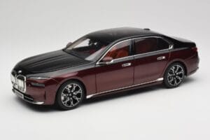 BMW i7 G70 Black & Red Metallic Minichamps 1:18 110023201 Metal