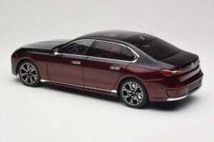 BMW i7 G70 Black & Red Metallic Minichamps 1:18 110023201 Metal - imagen 7 de 8