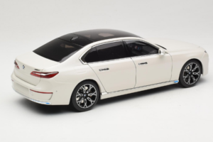 BMW i7 G70 White Metallic Minichamps 1:18 110023200 Metal - imagen 3 de 8