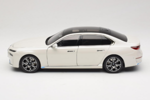 BMW i7 G70 White Metallic Minichamps 1:18 110023200 Metal - imagen 4 de 8