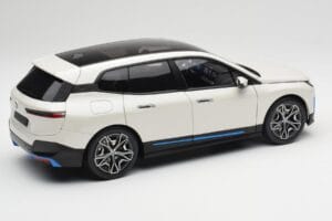 BMW iX Alpine White Minichamps 1:18 110023102 Metal - imagen 3 de 8